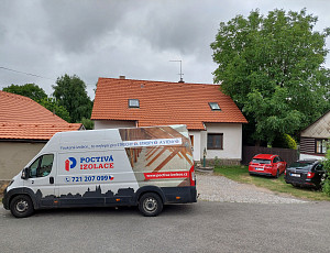 Zateplení stropu rodinného domu pomocí foukané izolace